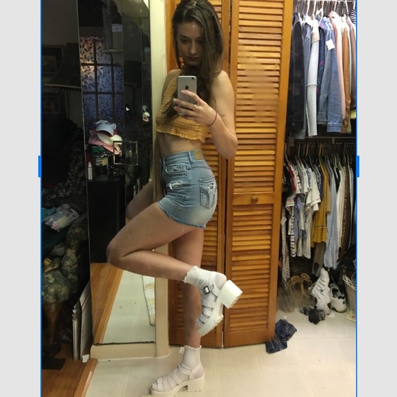 Meet your Posher, Caitlin - Picture 3 of 11